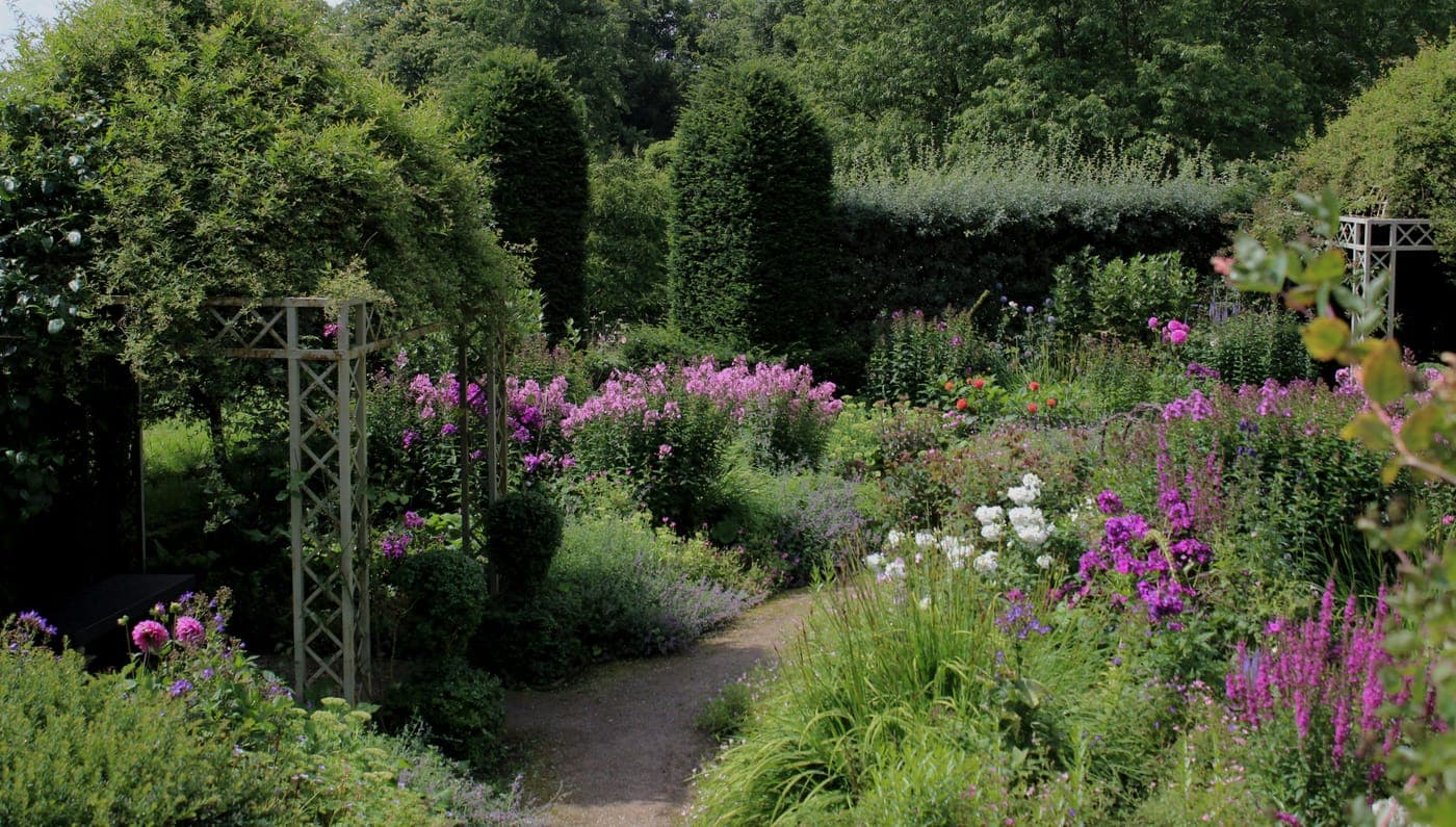 Giardino strutturato con vialetto e arco